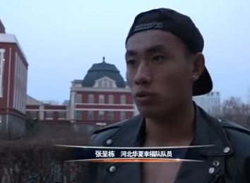 顾言正浑身一哆嗦，脱口问那男科主任：这到底怎么回事？查明原因了吗？男科主任擦了一把冷汗，开口道：二爷，这事情实在是太蹊跷了，我们已经用了各种手段检查，都没有任何头绪，我从事男科也好几十年了，从来没有见过这样的病例......顾言正看着两个哭丧着脸的孩子，眉头紧锁的问道：难道就没有办法治好了吗？男科主任尴尬的说：二爷，能不能治好是第二阶段的问题，第一阶段的问题是先得弄明白到底怎么回事，而我们现在就是完全理不清头绪......顾言正感觉大脑一阵眩晕，心中暗忖：搞什么鬼啊这是？两个孩子都他妈二十来岁，年龄最小的顾伟光才刚二十出头，这就不明不白的不行了？。